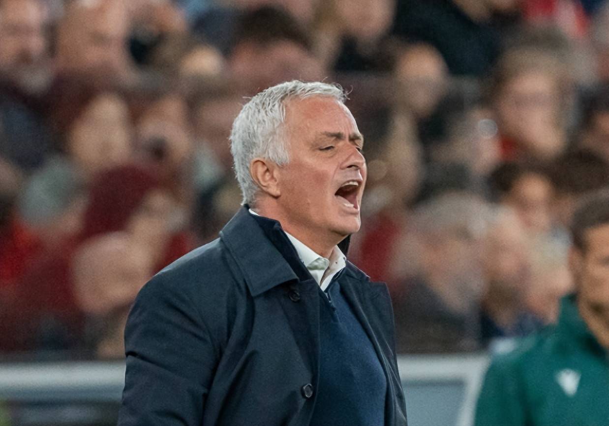 那不勒斯训练开放日,转会期主帅复盘引欢呼,葡超在即,年轻球员得到机会的简单介绍-开云精彩活动